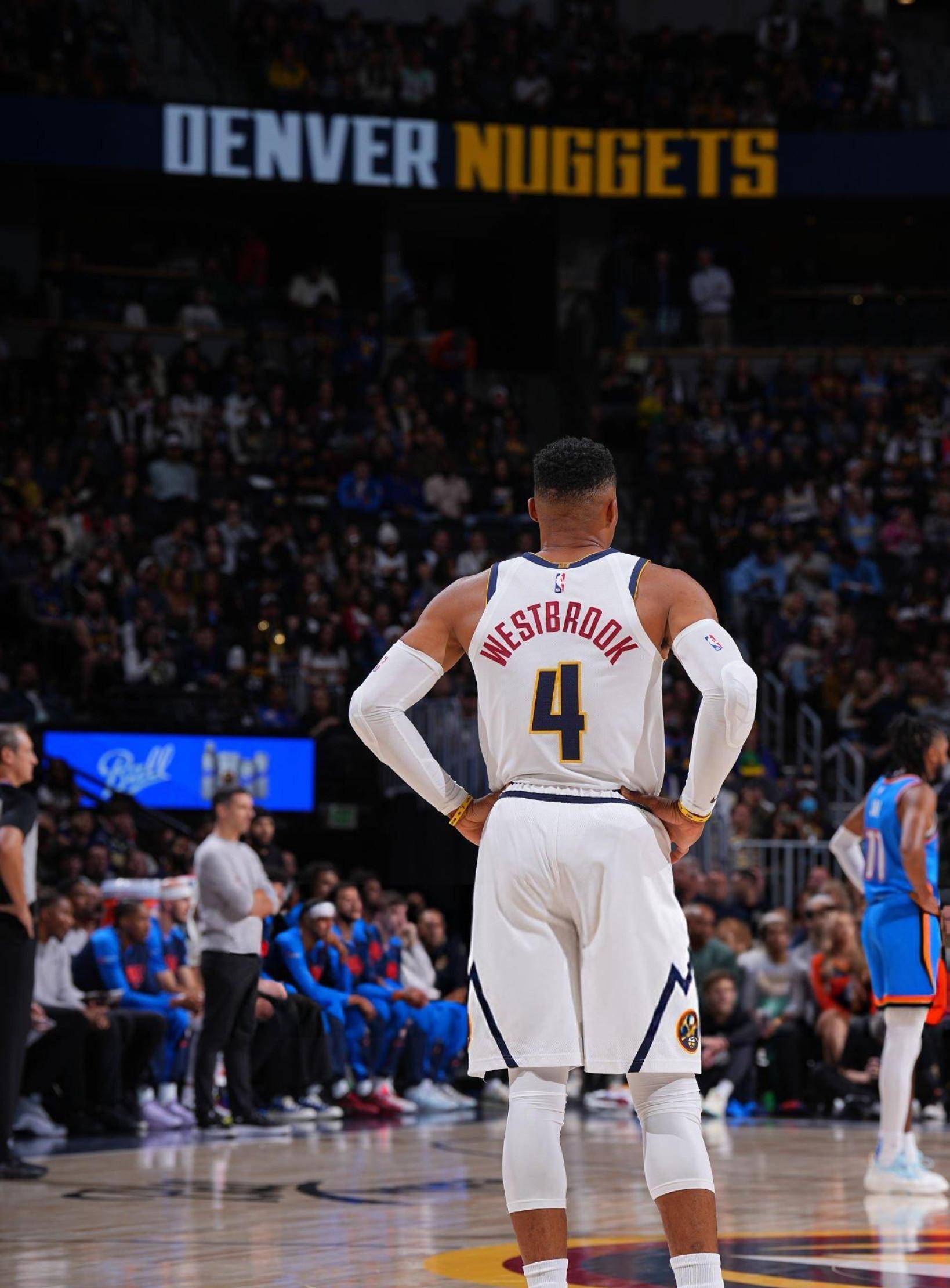 里出现两三 里出现两三